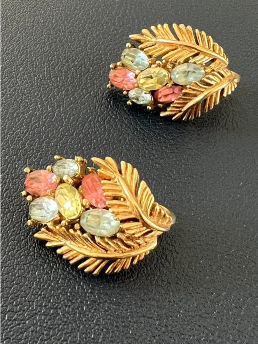 SCARCE 1950'S CROWN TRIFARI GOLD TONE Fruit Salad Clip on earrings - Picture 2 of 6